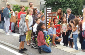 Porto Ceresio l'inaugurazione della segnaletica stradale disegnata dai bambini